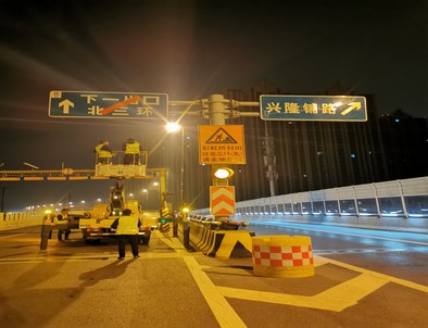 延安郑州市北三环彩虹桥交通标志牌安装现场